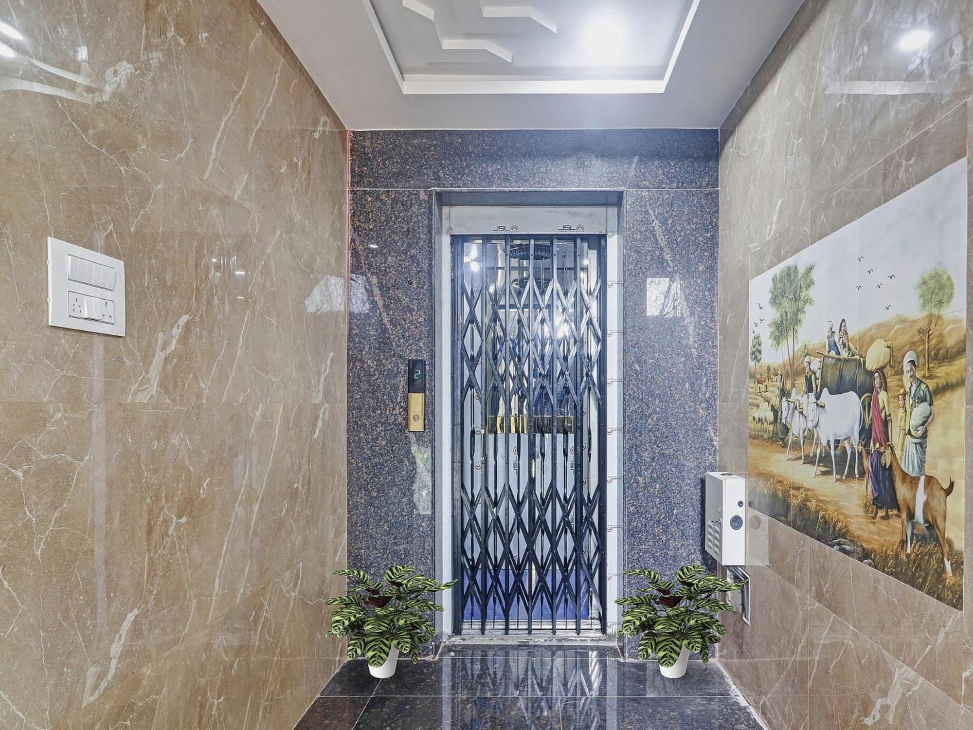 Super Capital O Srinika Inn Gachibowli Ngoại thất bức ảnh