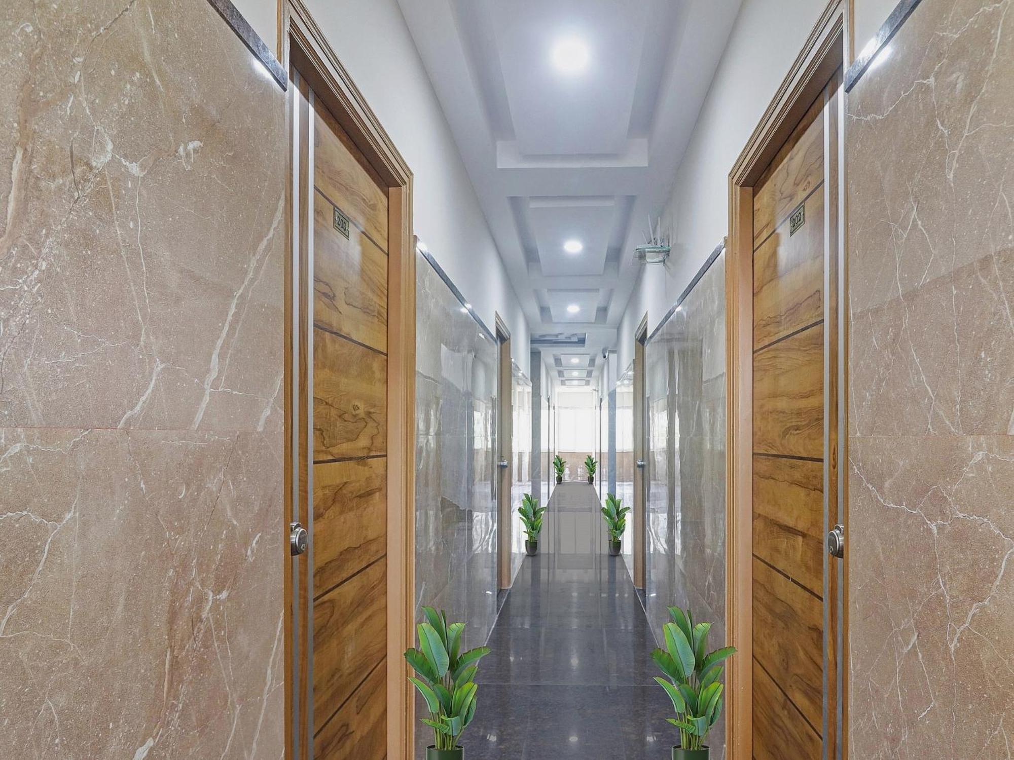 Super Capital O Srinika Inn Gachibowli Ngoại thất bức ảnh