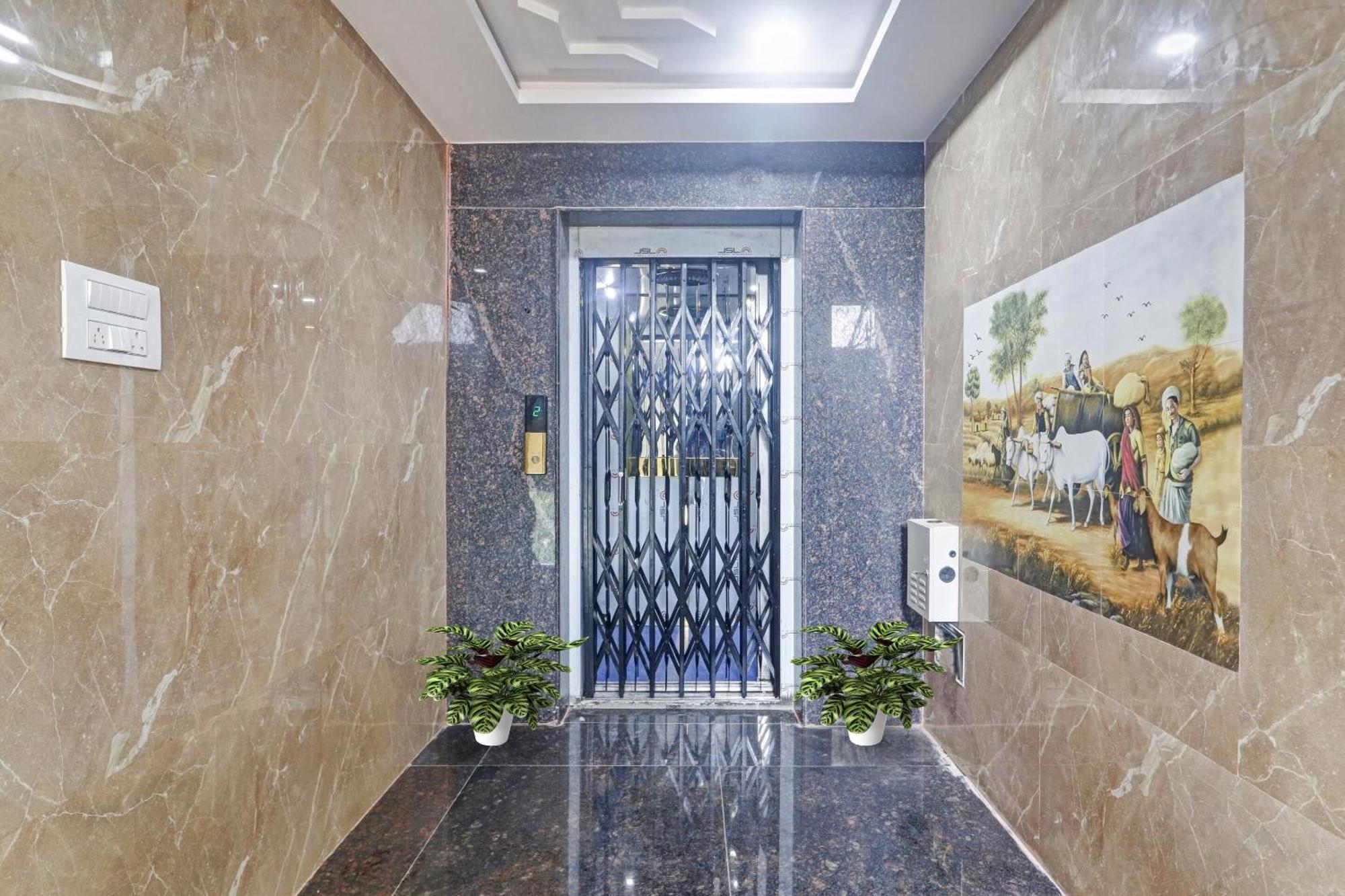 Super Capital O Srinika Inn Gachibowli Ngoại thất bức ảnh