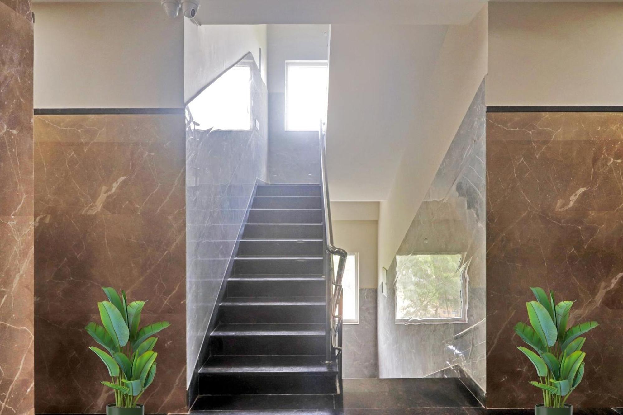 Super Capital O Srinika Inn Gachibowli Ngoại thất bức ảnh