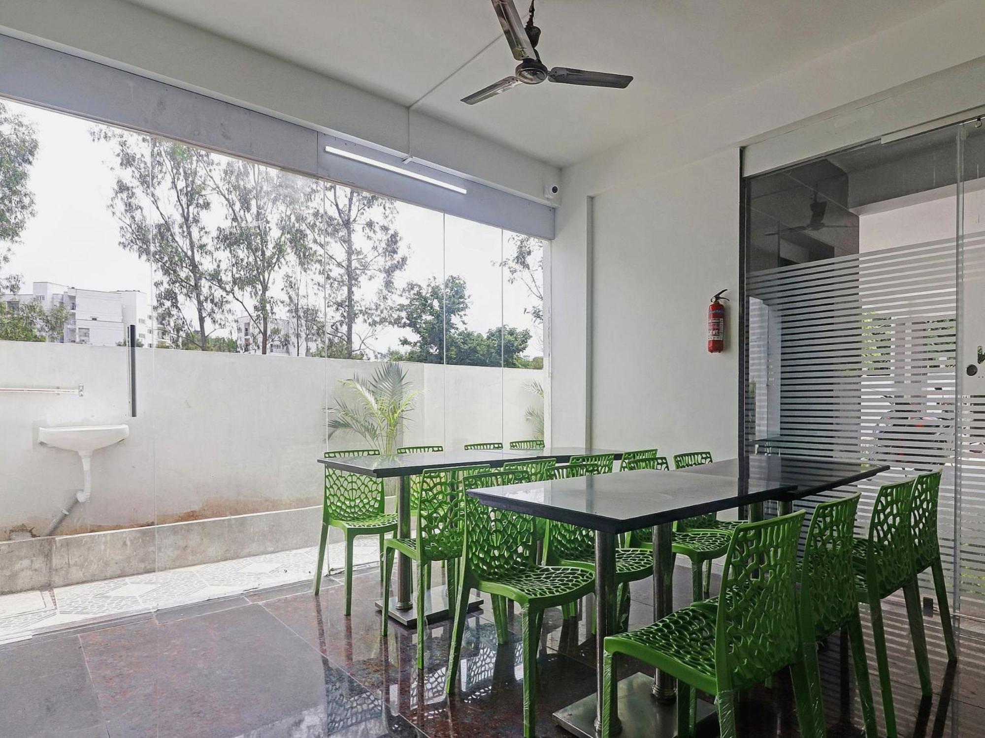 Super Capital O Srinika Inn Gachibowli Ngoại thất bức ảnh